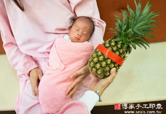 方哥哥(新北中和區到府嬰兒寶寶滿月剃頭理髮、免費到府嬰兒剃胎毛儀式吉祥話)。到府剃頭剃胎毛主持、專業拍照、DVD光碟、證書。★購買「臍帶章、肚臍章、胎毛筆刷印章」贈送：剃頭、收涎、抓周，三選一。2015.11.19 照片14